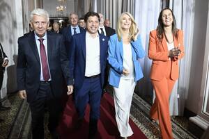 Kicillof, con los titulares de ambas cámaras legislativas, Dichiara y Magario, y Agustina Vila (secretaria general de la Gobernación)