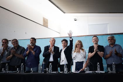 Kicillof, con parte de su gabinete, Magario y el intendente De Jesús, en una reunión con empresarios y comerciantes de Mar de Ajó, este miércoles por la tarde