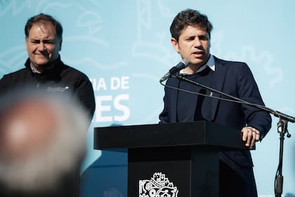 Kicillof con su ministro de Seguridad en Quilmes, tercera sección electoral.