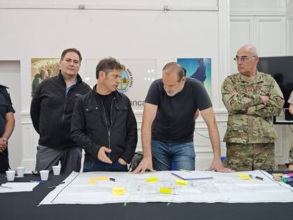 Kicillof, con Susbielles, a fines del año pasado, luego de un temporal que azotó Bahía Blanca