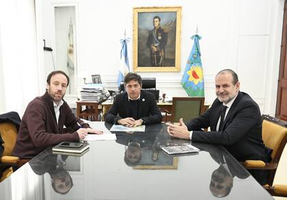 Kicillof, con su ministro de Economía, Pablo López, y el intendente de Bahía Blanca, Federico Subielles