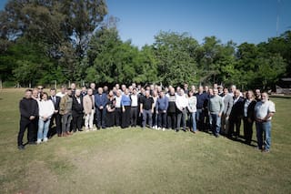 Kicillof desafía con un armado propio para 2027 y se recuesta en el apoyo de los intendentes