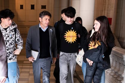 Kicillof en el Colegio Nacional Buenos Aires junto a su hijo y Francisco Pitrola