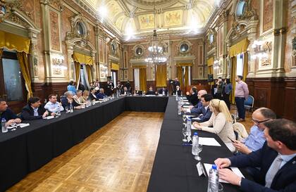 Kicillof, en la cabecera de la mesa con intendentes de la PBA