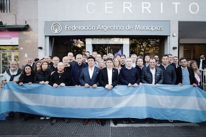 Kicillof, en la FAM, con intendentes y funcionarios tras la protesta en Capital Humano