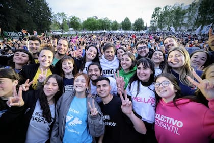 Kicillof, en octubre de 2024, con estudiantes de la UNLP, tras dar una clase abierta contra el veto de Milei al presupuesto universitario