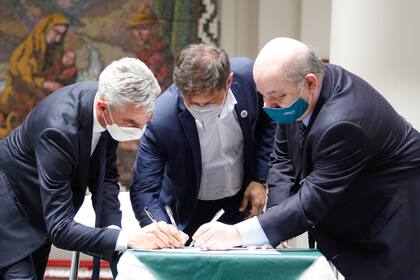 El ministro Mario Meoni y el gobernador de la provincia de Buenos Aires, Axel Kicillof, en la firma de un convenio
