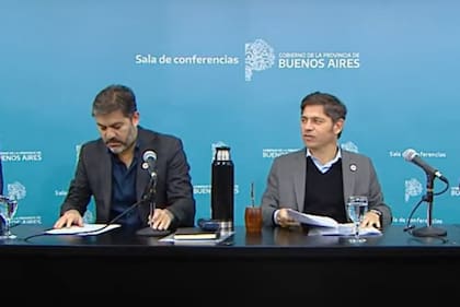 Kicillof junto a Carlos Bianco en la conferencia de prensa de este lunes.