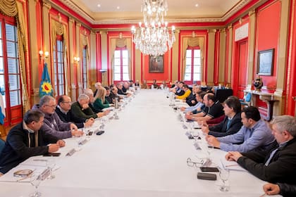 Kicillof junto con intendentes peronistas que integran su Movimiento Derecho al Futuro