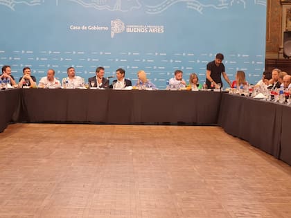 Kicillof, Massa y Máximo Kirchner, a la cabeza del encuentro en La Plata.