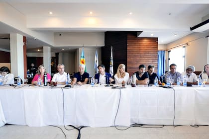 Kicillof, parte de su gabinete y el intendente de Villa Gesell, en la reunión del martes