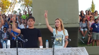 Kicillof en Córdoba, junto a la diputada camporista Gabriela Estévez, en 2020, antes de la fractura con la tropa de Máximo Kirchner
