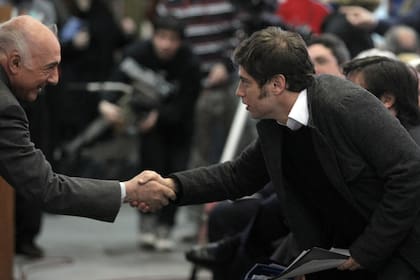 Kicillof saluda a "Riverito" durante el segundo sorteo de créditos Procrear en Lotería Nacional, el 24 de agosto de 2012
