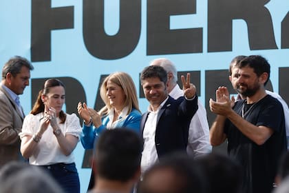 Kicillof saluda desde el escenario