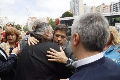 Kicillof se abraza con el sindicalista Roberto Baradel