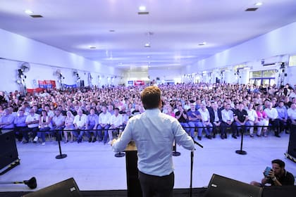 Kicillof se presentó ante 1500 militantes en Ensenada.
