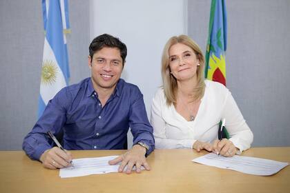 Kicillof y Magario, al firmar sus candidaturas