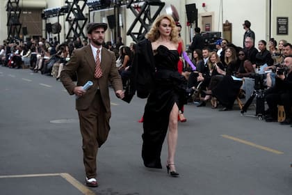 Kidman inauguró la pasarela con un vestido de Chanel que homenajeó al vestuario que usó Rita Hayworth en Gilda