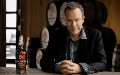 Kiefer Sutherland con su whisky Red Bank, elaborado en Canadá