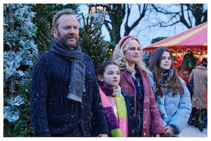 Kiefer Sutherland, Matilda Firth, Rebel Wilson y Theodora Williams en Una Navidad diferente