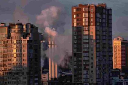 Kiev amaneció el lunes con columnas de humo.