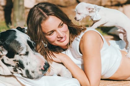 Kika con sus queridos perros, Flaca y Flaco, que Gonzalo le regaló en febrero de este año.