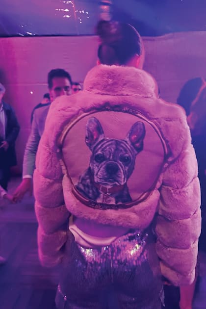 Kika luce la campera con la imagen de su perro Gin Tonic.