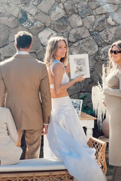 Kika muestra emocionada la foto de su amado perro Gin Tonic, que murió hace poco tiempo.
