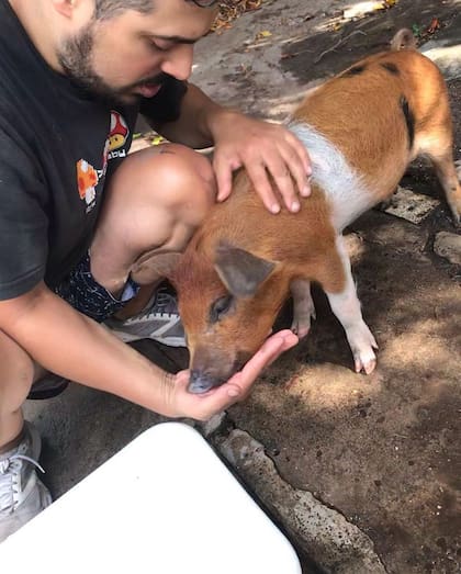 Kiki Petrone y su adoptada.