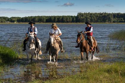 Kiko Damasco propone cabalgatas por los alrededores de la posada, en el Parque Iberá.