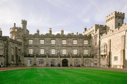 Kilkenny nació como una  fortaleza defensiva y con el paso de los siglos se transformó en el lujoso castillo que se visita hoy.