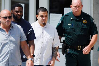 Kilmar Ábrego García , segundo por la derecha, sale de la cárcel del condado Putnam el viernes 22 de agosto de 2025, en Cookeville, Tennessee. (AP Foto/Brett Carlsen)