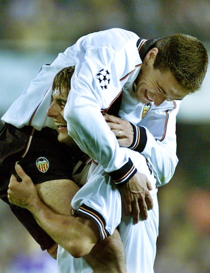 Kily González y un festejo con Claudio López, durante la etapa en Valencia, en tiempos de Champions League