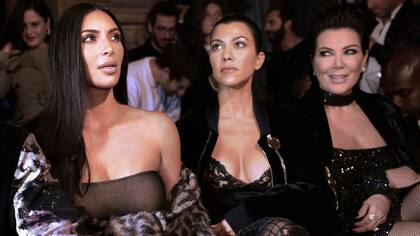 Kim Kardashian estaba en Francia para asistir al Paris Fashion Week; aquí, en un desfile junto con su hermana y su mamá