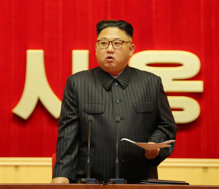 Kim, ayer durante un encuentro con militares