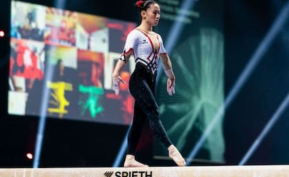 Kim Bui se presentó en la barra de equilibrio en un traje de cuerpo entero dos días después de que Sarah Voss hiciera lo mismo