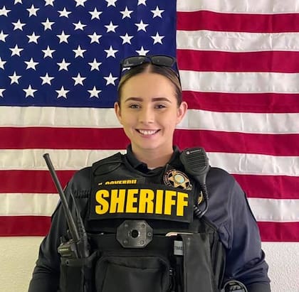 Kim Coverdill es parte de la policía del condado de Mohave desde el año pasado, pero sus seguidores dudan de su ocupación