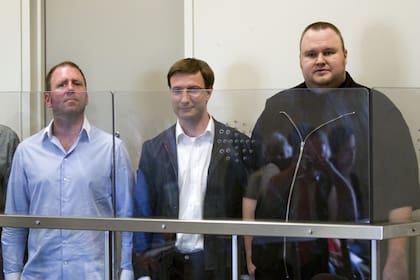 Kim Dotcom junto a sus socios, tras una redada de la policía a comienzos de 2012