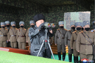 Kim Jong-un, rodeado de militares con barbijo; él decidió no usar