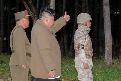 Kim Jong-un, al supervisar un ensayo con misiles en un lugar no revelado. (KCNA VIA KNS / AFP) 
