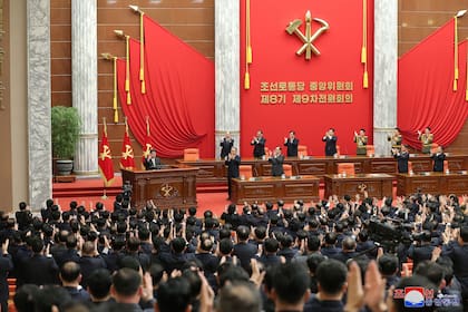Kim Jong Un asiste al segundo día de la novena reunión plenaria del octavo Comité Central del Partido de los Trabajadores de Corea 
