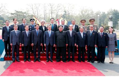 Los mandatarios posan junto a sus delegaciones