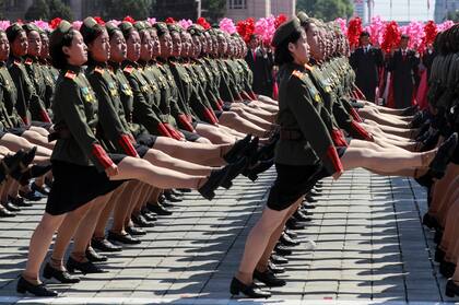 Kim Jong-un celebró con un desfile monumental los 70 años de Corea del Norte pero no mostró sus misiles más poderosos
