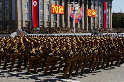 Kim Jong-un celebró con un desfile monumental los 70 años de Corea del Norte pero no mostró sus misiles más poderosos