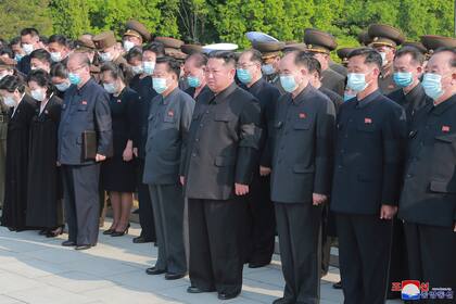 Kim Jong Un, el único sin barbijo durante una ceremonia el domingo 22 de mayo de 2022