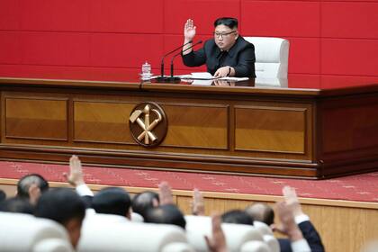 Kim Jong Un en la 4ª Reunión Plenaria del Comité Central del Partido de los Trabajadores de Corea en Pyongyang.