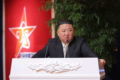 Kim Jong-un, en su discurso en el banquete military. (KCNA/KNS/dpa)