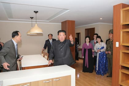 Kim Jong-un, en un recorrido por el nuevo departamento