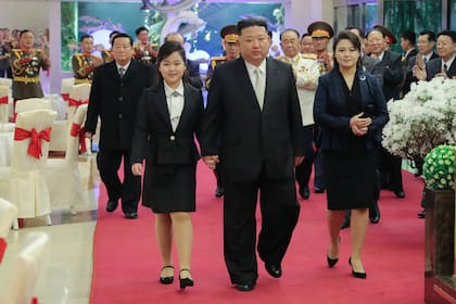Kim Jong-un, junto a su esposa, Ri Sol-ju, y su hija, Kim Ju-ae, en un banquete en Corea del Norte. (KCNA/KNS/dpa)