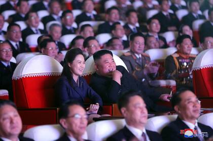 Kim Jong-un junto a su mujer Ri Sol-ju en un teatro de Pyongyang